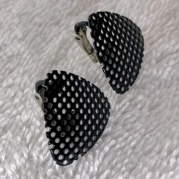 Vintage Black Coated  Metal Mesh Triangle Clip On Earrings - Picture 5 of 8